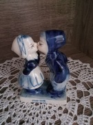 Całuśna figurka porcelanowa. 