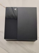 Playstation 4 z grą i kablami oraz Joystick