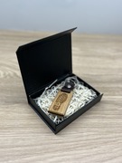 Brelok z drewna dębowego z grawerem podeszwy buta + skórzany pasek