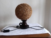 Lampka stołowa z ratanowym abażurem – elegancka i sprawna