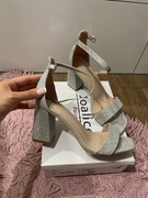 Sandałki na obcasie 