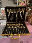 Zestaw 24 złotych sztućców w walizce