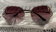 Okulary przeciwsłoneczne ozdobione cekinami