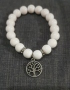 Bransoletka koraliki białe z drzewkiem szczęścia w kolorze srebrnym