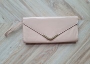 Lakierowana pudrowa torebka kopertówka Atmosphere