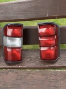 NISSAN PATROL LAMPA TYLNA PRAWA LEWA  W BŁOTNIK GR Y61 97-04r