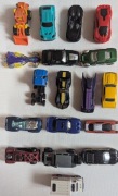 18 samochodzików w tym 10 hot wheels plus ciężarowka