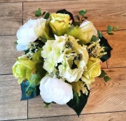 Ecru stroik wiązanka sztuczne kwiaty jasne dekoracja grób wiosenny pistacja