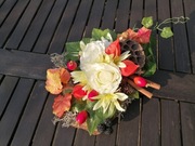 Stroik na plastrze drewna, kompozycja jesienna.