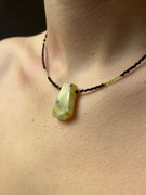 Naszyjnik z czarnych i żółtych Spineli- zawieszka z okazałego żółtego Opalu