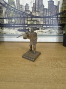 Rzeźba drewniana – ręcznie rzeźbiona figurka pracownika / rzemieślnika