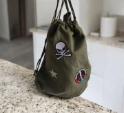 Plecak worek na sznurki z naszywkami kolor khaki ciemna zieleń