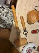 Otwieracz do kapsli i młotek do mięsa.