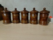 Zestaw ceramicznych pojemników na przyprawy z czasów PRL.