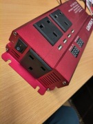 Przetwornica samochodowa LVYUAN 12V / 230V | 3x UK Plug | 4x USB