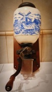 wiszacy reczny porcelanowy mlynek do kawy na korbe Holandia sprawny nr:BB