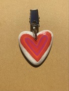 Kamień malowany - serce na przypince żabce