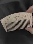 Ręcznie robiony grzebień z drewna