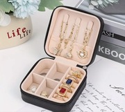 Elegancki, czarny organizer na biżuterię, stojak, idealny na podróż