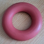 Gumowy ring twardy.