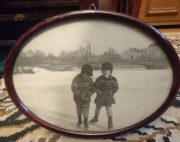 Przedwojenna fotografia dzieci na łyżwach w owalnej ramce