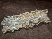 Podwiązka ślubna z koronki z błękitną gumką i kokardką