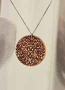 Ceramiczny szkilwiony naszyjnik ze wzorem