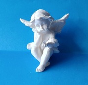 figurka ceramiczna - Aniołek siedzący