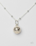 Srebrny Naszyjnik Pełen Uczuć – Ażurowa Kula z Sercami