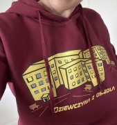 Damska bluza z kapturem z nadrukiem "Dziewczyna z osiedla", kolor bordowy