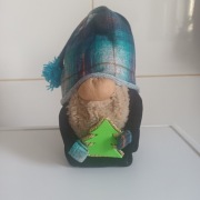 Skrzat stojący z choinką 