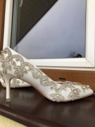 Białe szpilki ślubne