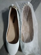Eleganckie, białe buty do ślubu.