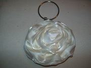 Satynowa torebka-sakiewka z metalowym uchwytem