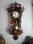 Stary wiszący zegar ścienny