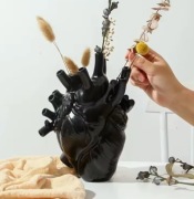 Wazon w Kształcie Serca – Spersonalizowana Rzeźba i Dekoracyjna Sadzarka