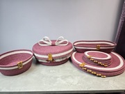 Zestaw stołowy róż i biel ze złotem koszyk na pieczywo, na sztućce