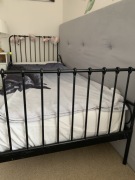 Łóżko z ikea z wygodnym materacem