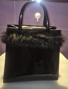 Torebka Kazar oryginalna – czarna lakierowana z futerkiem