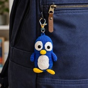 Szydełkowy breloczek Pingwin – ręcznie robiony brelok do kluczy