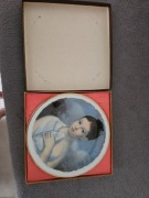 Talerz kolekcjonerski Dziewczyna z Gołąbkiem z czasów PRL 1977r.