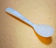 Vintage mała łyżeczka z naturalnej masy perłowej do kawioru z lat 60tych