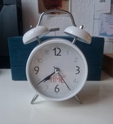 Klasyczny budzik zegar biały z dzwonkami w stylu retro na baterie analogowy