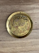 Mosiężna tacka dekoracyjna z motywem natury, ręcznie malowana, vintage