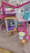 Barbie piętrowy domek dla lalek Malibu Mattel FXG57 Rozkładany Łódź