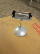 Pryzmat optyczny na metalowym statywem