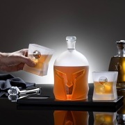 szklany zestaw dzbanka do whisky z drewnianą tacką