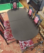 Stół rozkładany z 6 krzesłami.