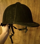 Tytuł: Klasyczny toczek jeździecki, rozmiar 55, czarny aksamit/welur