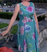 Zgrabna kolorowa sukienka firmy Bialcon R. 46,odcinana w talii z podszewką